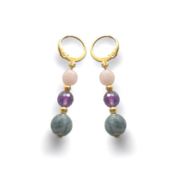 Boucles d'oreilles pendantes dorées en perles de pierres naturelles œil de chat gris, améthyste et quartz rose sur fond blanc