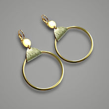 Charger l&#39;image dans la galerie, boucles d&#39;oreilles dorées avec grands anneaux créoles attachés par de fines pièces de liège doré antique, sur fond gris
