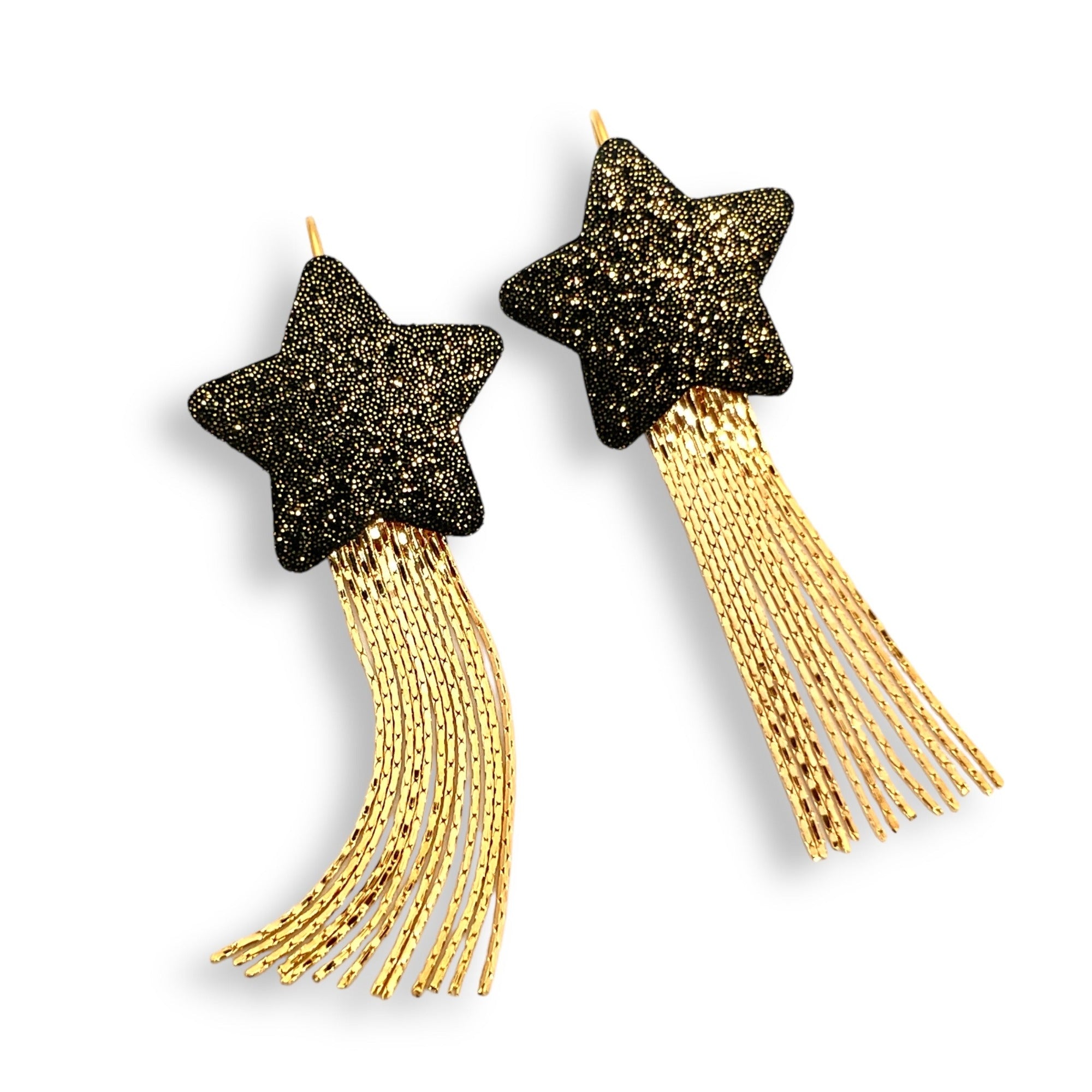 Nune Boucles d'oreilles légères SuperStella cuir pailleté, grandes étoiles en cuir noir pailleté or recyclé et leurs longues et fines chaînettes dorées, sur fond blanc
