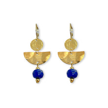 Charger l&#39;image dans la galerie, Boucles d&#39;oreilles pendantes de forme demi-lune, en métal martelé doré à l&#39;or fin et perles de Lapis Lazuli, sur fond blanc
