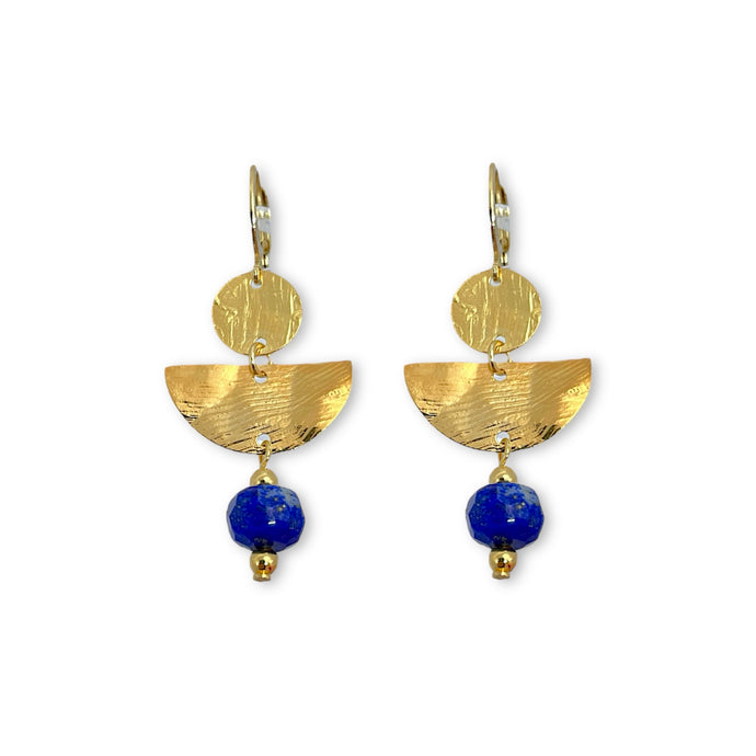 Boucles d'oreilles pendantes de forme demi-lune, en métal martelé doré à l'or fin et perles de Lapis Lazuli, sur fond blanc