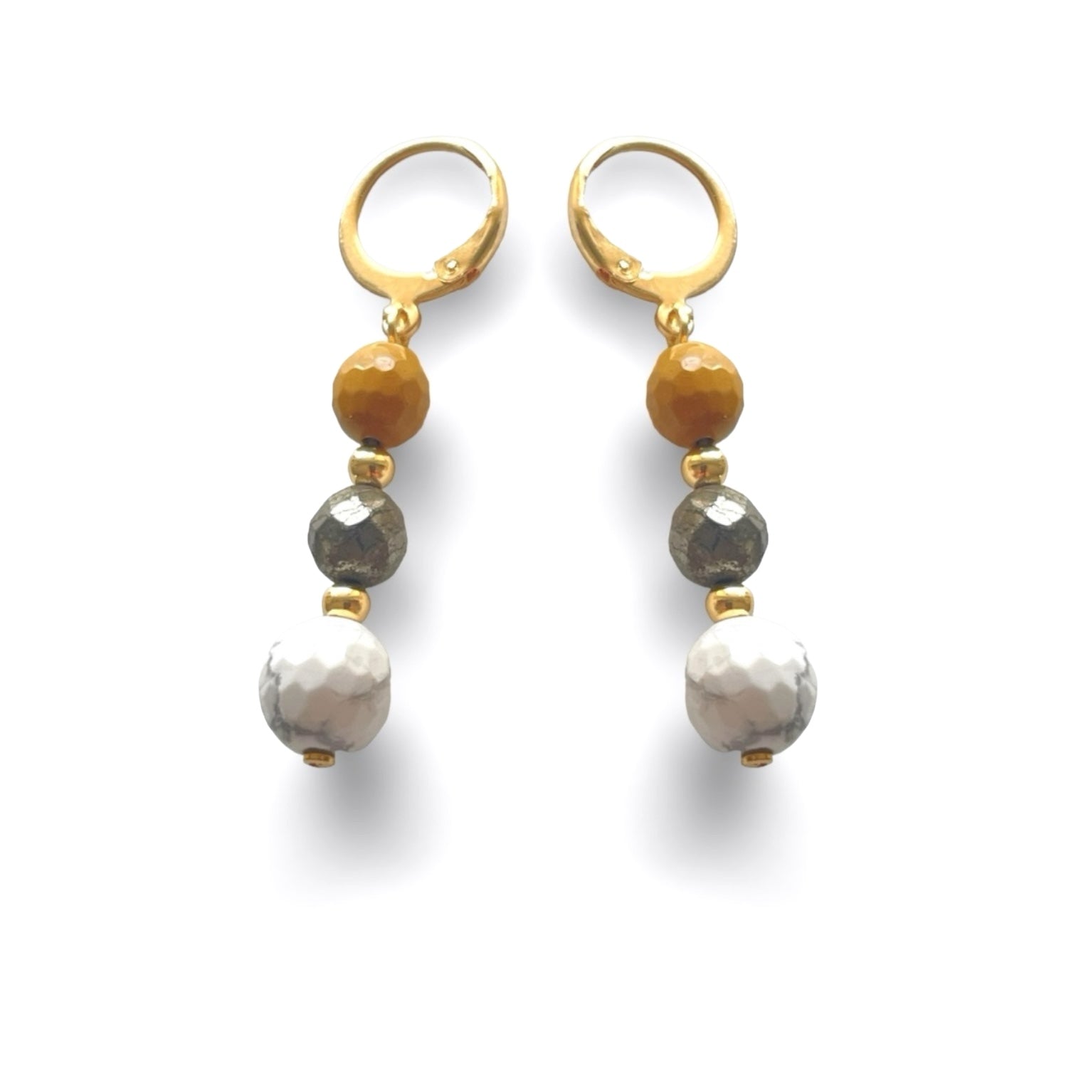 Boucles d'oreilles pendantes dorées en perles de pierres naturelles howlite blanche, pyrite et mokaïte ocre sur fond blanc