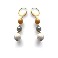 Charger l&#39;image dans la galerie, Boucles d&#39;oreilles pendantes dorées en perles de pierres naturelles howlite blanche, pyrite et mokaïte ocre sur fond blanc
