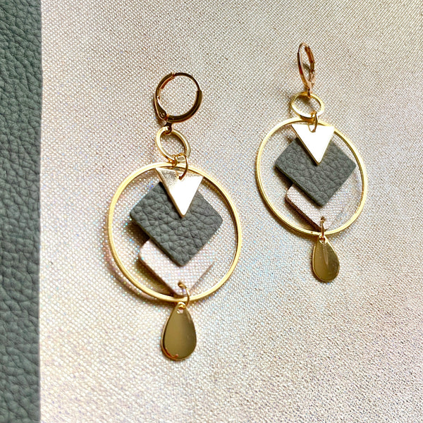 Boucles d'oreilles Nune modèle Créoles Adamante Or en cuir kaki gris grainé et laiton doré à l'or fin sur fond beige irisé