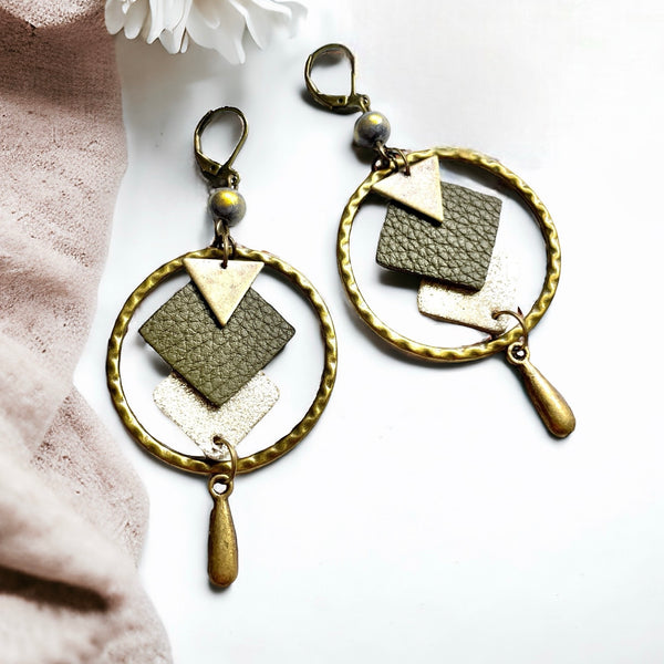 Boucles d'oreilles en bronze Nune modèle Adamante Créoles en cuir kaki grainé e forme de losange sur fond blanc