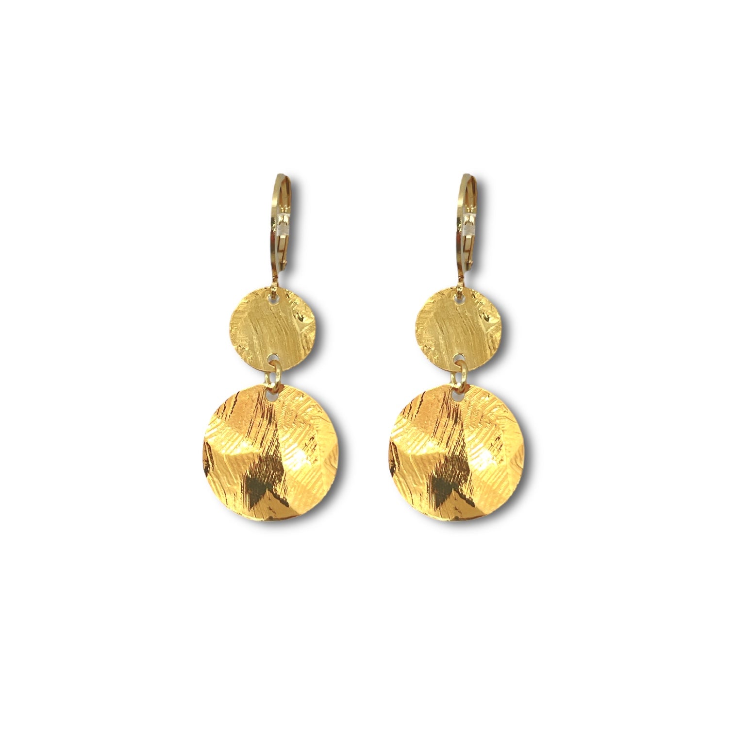 Petites boucles d'oreilles dorées pendantes avec 2 petits sequins ronds en métal martelé, sur fond blanc