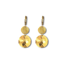 Charger l&#39;image dans la galerie, Petites boucles d&#39;oreilles dorées pendantes avec 2 petits sequins ronds en métal martelé, sur fond blanc
