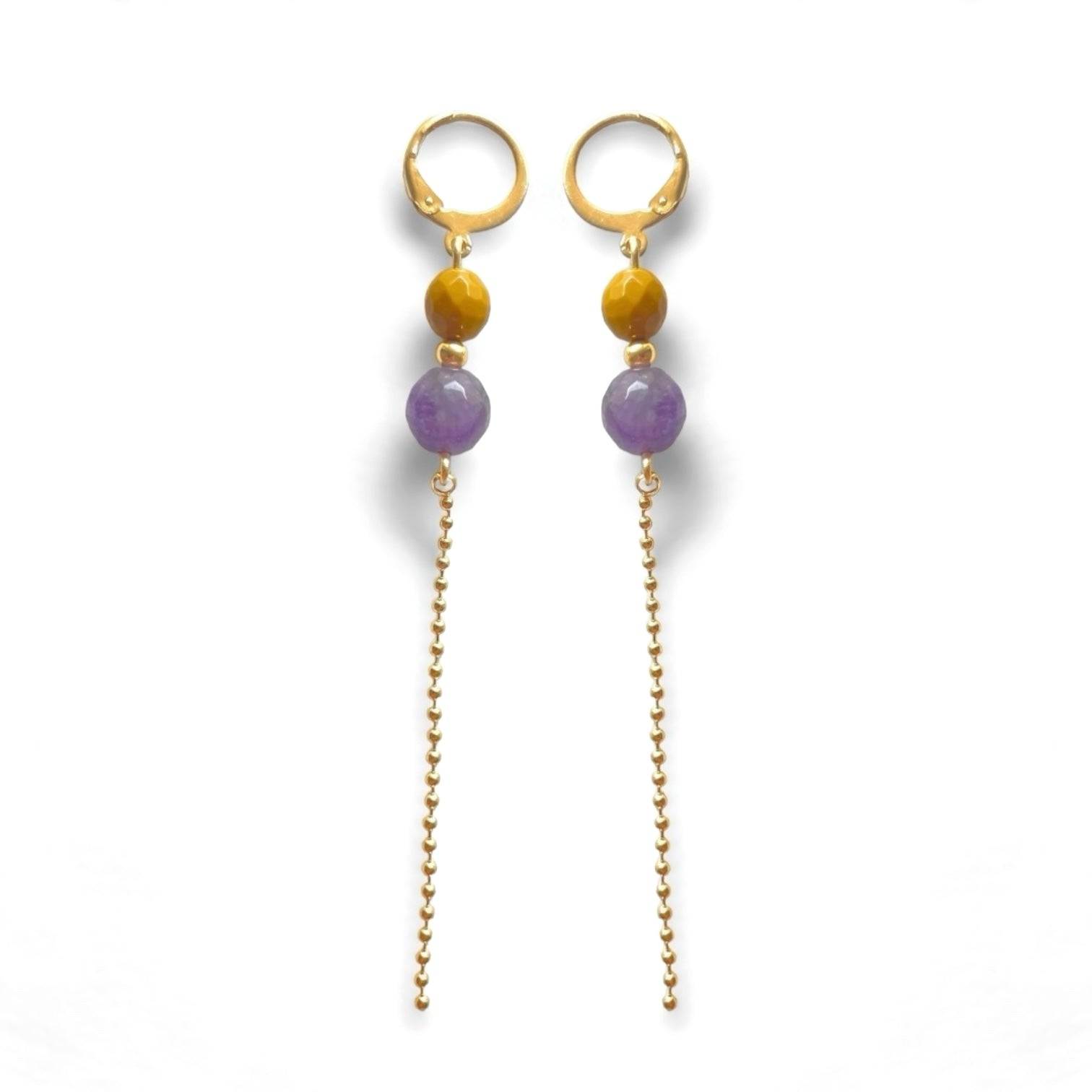 Fines boucles d'oreilles pendantes dorées en perles de pierres naturelles améthyste et mokaïte ocre et chaînette sur fond blanc