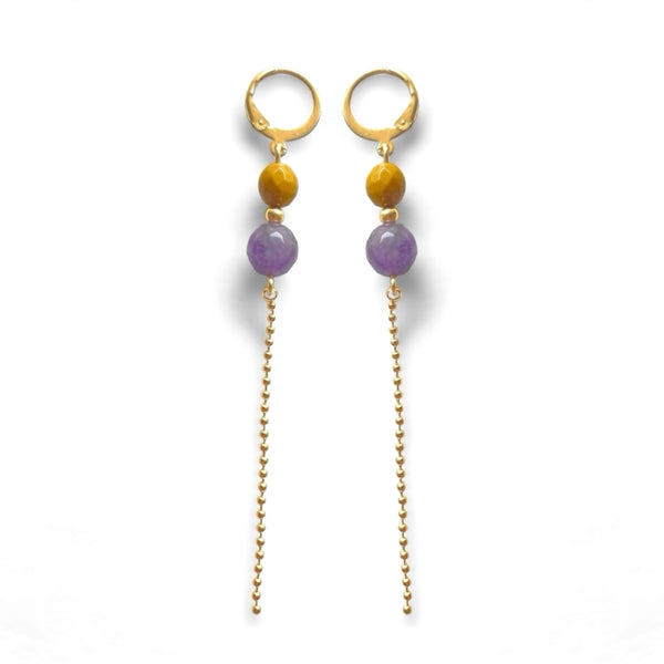 Fines boucles d'oreilles pendantes dorées en perles de pierres naturelles améthyste et mokaïte ocre et chaînette sur fond blanc