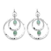 Charger l&#39;image dans la galerie, Grandes boucles d&#39;oreilles créoles en métal martelé argenté et perles minérales naturelles d&#39;amazonite, de forme ronde, avec doubles anneaux, sur fond blanc
