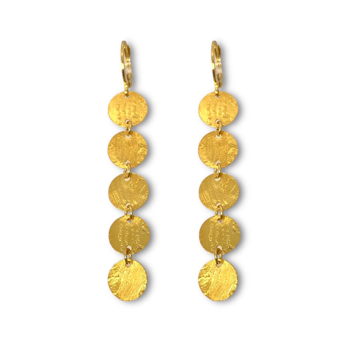 Fines longues boucles d'oreilles dorées pendantes en chapelet de 5 petits sequins ronds, sur fond blanc vues de face