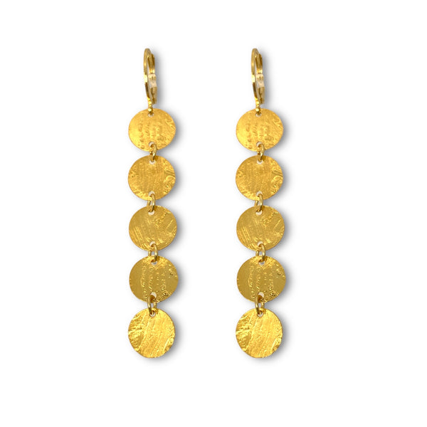 Fines longues boucles d'oreilles dorées pendantes en chapelet de 5 petits sequins ronds, sur fond blanc vues de face