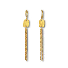 Charger l&#39;image dans la galerie, Fines boucles d&#39;oreilles pendantes en métal martelé doré à l&#39;or fin avec pendant rectangulaire et chainette, sur fond blanc
