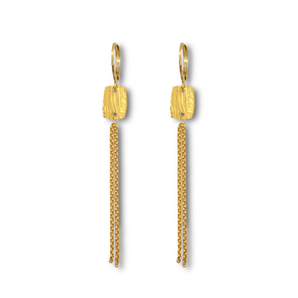 Fines boucles d'oreilles pendantes en métal martelé doré à l'or fin avec pendant rectangulaire et chainette, sur fond blanc