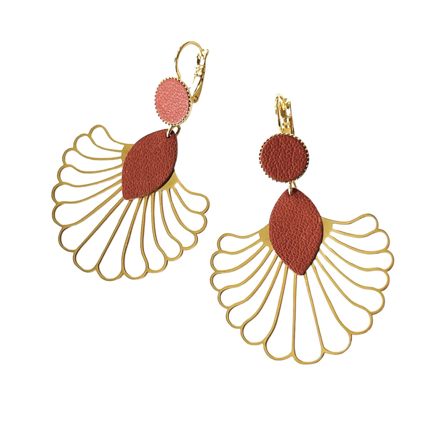 Grandes boucles d'oreilles dorées en forme d'éventail style art déco, avec empiècements de cuir terracotta, sur fond blanc