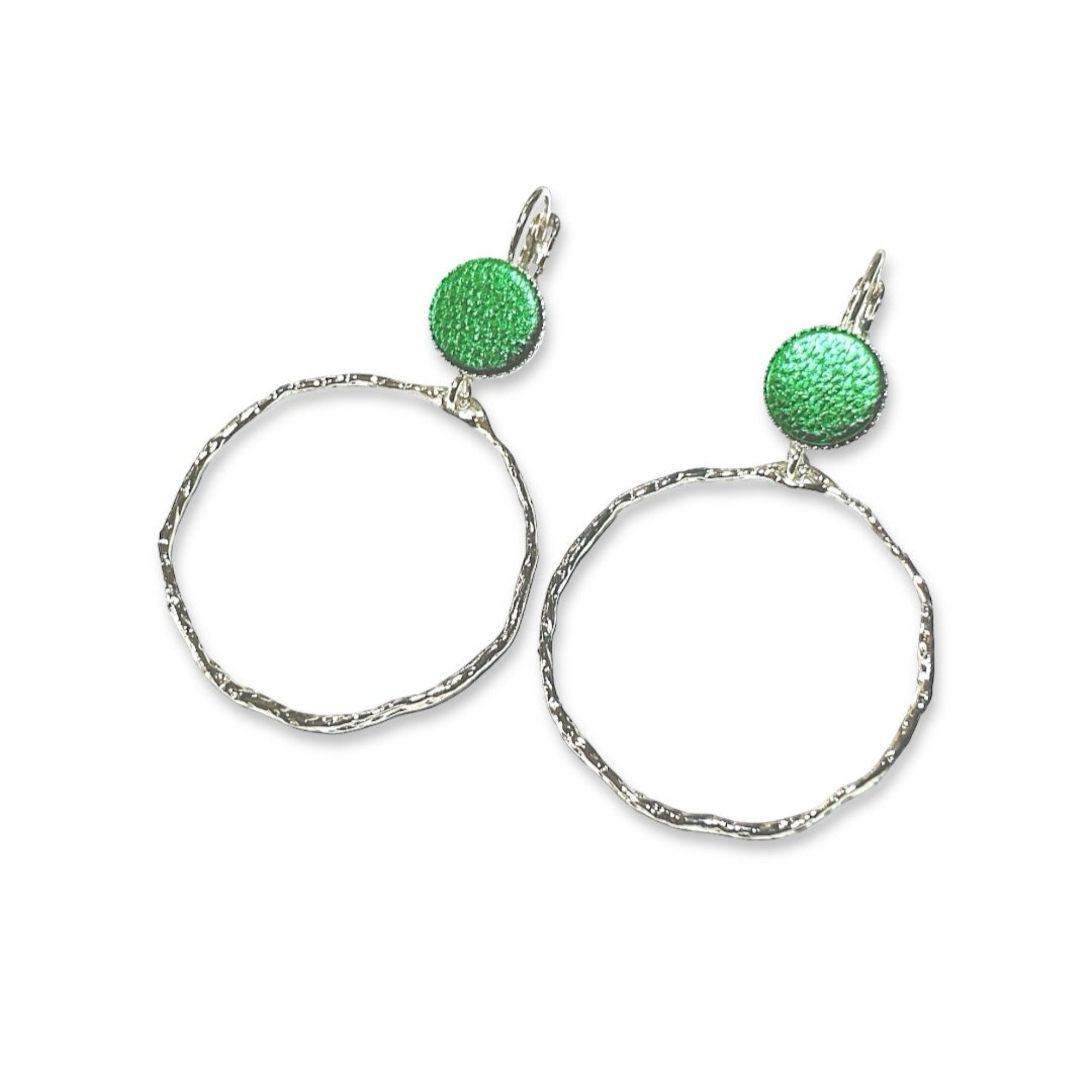 Créoles délicates martelées argentées avec pastille de cuir vert métallisé, vues de côté, sur fond blanc