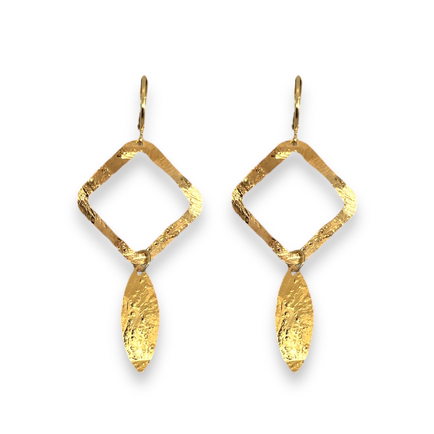 Boucles d'oreilles dorées avec pendentif en forme de losanges et pointes, sur fond blanc