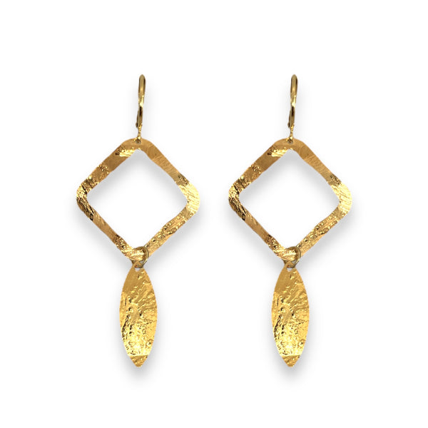 Boucles d'oreilles dorées avec pendentif en forme de losanges et pointes, sur fond blanc