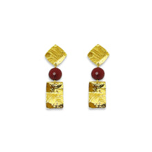 Charger l&#39;image dans la galerie, Petites boucles d&#39;oreilles puces en métal martelé dorée et perles de Mokaïte acajou, de forme losanges et rectangles, sur fond blanc
