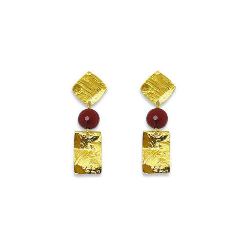 Petites boucles d'oreilles puces en métal martelé dorée et perles de Mokaïte acajou, de forme losanges et rectangles, sur fond blanc