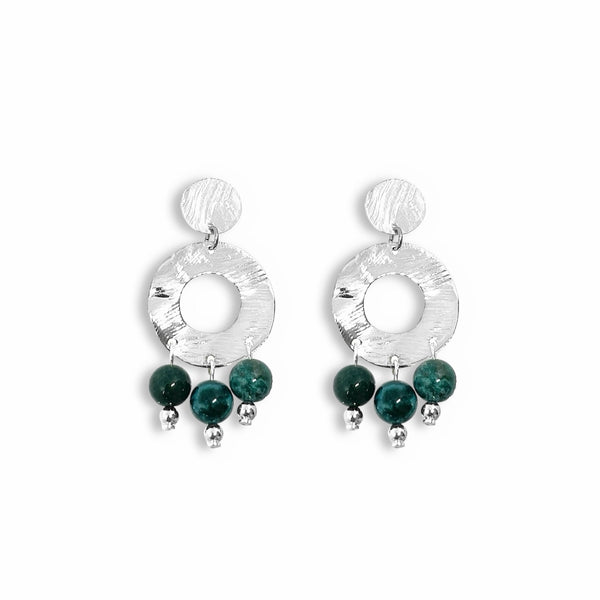 Petites boucles d'oreilles créoles à puces de forme ronde en métal martelé argenté et pierres naturelles de Jaspe océan vert foncé, sur fond blanc
