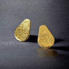 Charger l&#39;image dans la galerie, Boucles d&#39;oreilles puces en forme de gouttes en cuir recyclé doré, sur fond noir
