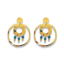 Charger l&#39;image dans la galerie, Grandes boucles d&#39;oreilles puces créoles dorées pendantes longues rondes avec double anneau et petites perles en apatite bleue, sur fond blanc
