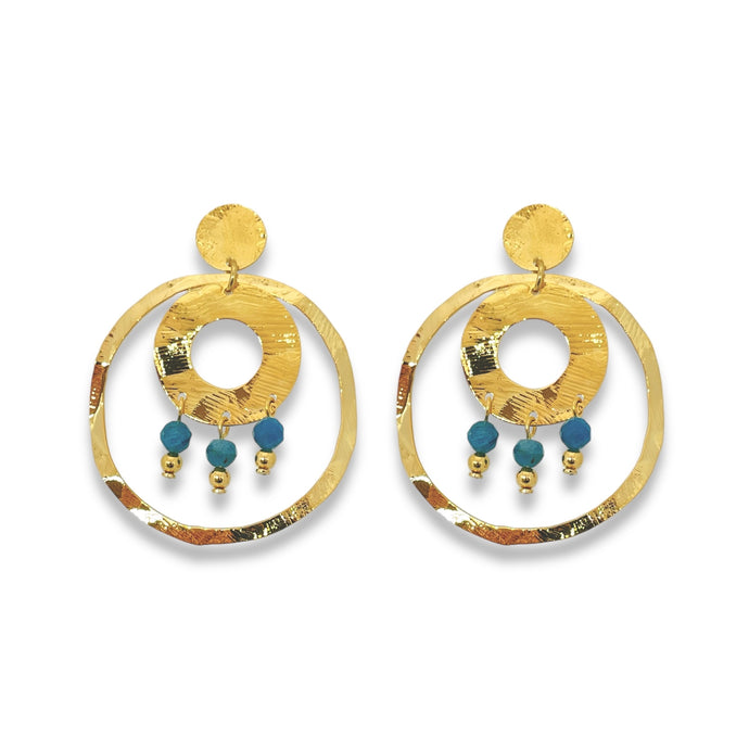 Grandes boucles d'oreilles puces créoles dorées pendantes longues rondes avec double anneau et petites perles en apatite bleue, sur fond blanc