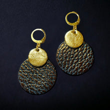 Charger l&#39;image dans la galerie, boucles d&#39;oreilles Chica pendantes en duo de disques bicolores doré et gris mordoré grainé métallisé
