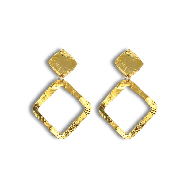 Boucles d'oreilles puces dorées à l'or fin en métal martelé avec pendentif en forme de losange, sur fond blanc