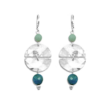 Charger l&#39;image dans la galerie, Boucles d&#39;oreilles pendantes de forme ronde avec 2 demi-lunes, en métal martelé argenté et perles d&#39;amazonite et d&#39;apatite bleue, sur fond blanc
