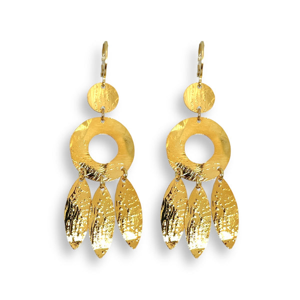 Longues boucles d'oreilles dorées à l'or fin en métal martelé, de style ethnique bohème chic, avec leurs pampilles en forme de plumes, sur fond blanc