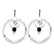 Charger l&#39;image dans la galerie, Grandes boucles d&#39;oreilles créoles en métal martelé argenté et pierres naturelles de tourmaline noire accrochée à une demi-lune, sur fond blanc
