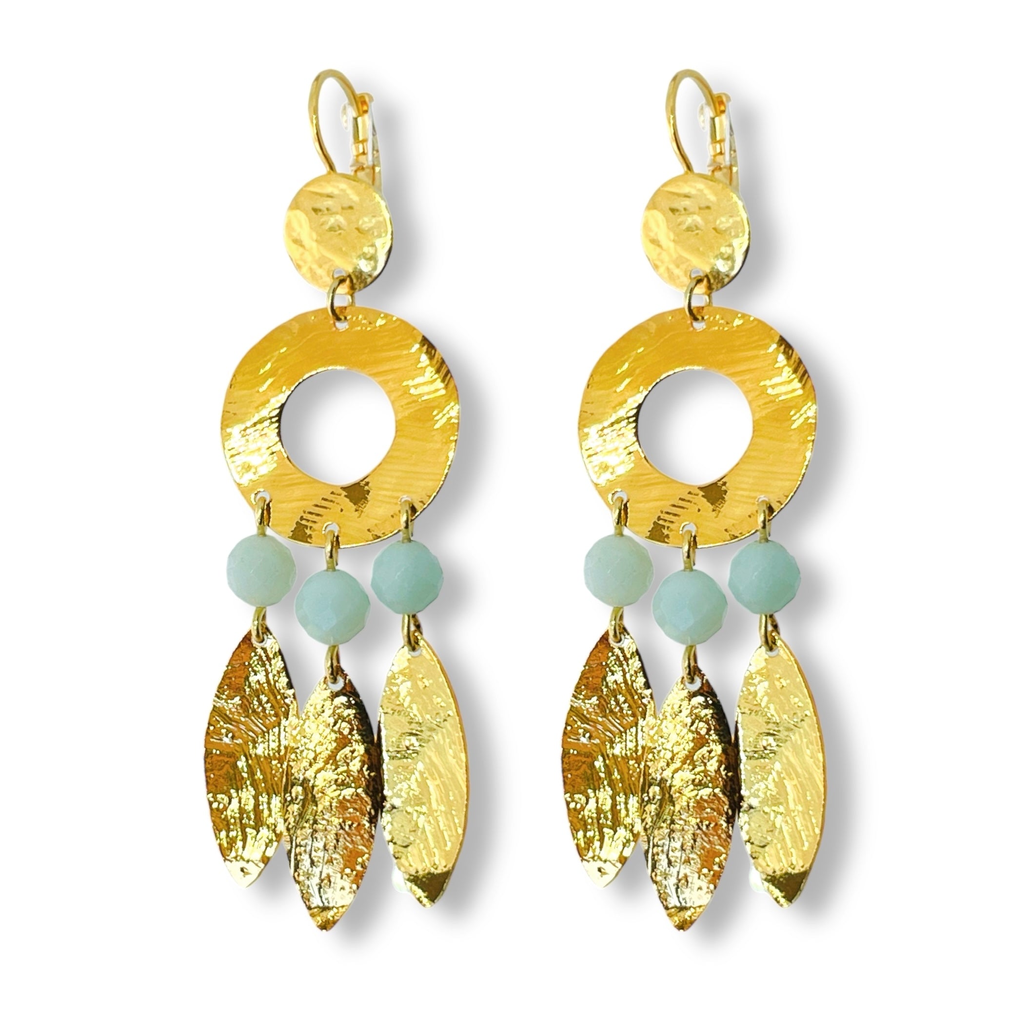 Longues boucles d'oreilles en métal martelé doré à l'or fin et perles d'amazonite de style éthnique, portées à l'oreille sur fond blanc