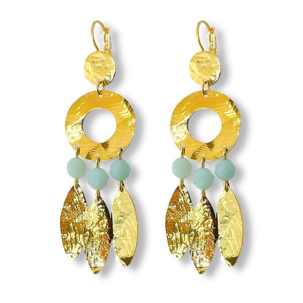 Longues boucles d'oreilles en métal martelé doré à l'or fin et perles d'amazonite de style éthnique, portées à l'oreille sur fond blanc