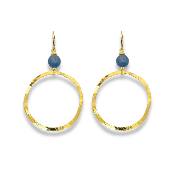 Boucles d'oreilles créoles de forme ronde en métal martelé doré à l'or fin et perles d'aventurine,  sur fond blanc