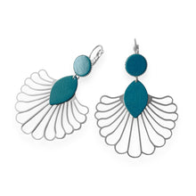 Charger l&#39;image dans la galerie, Grandes boucles d&#39;oreilles argentées en forme d&#39;éventail style art déco, avec empiècements de cuir vert canard, sur fond blanc
