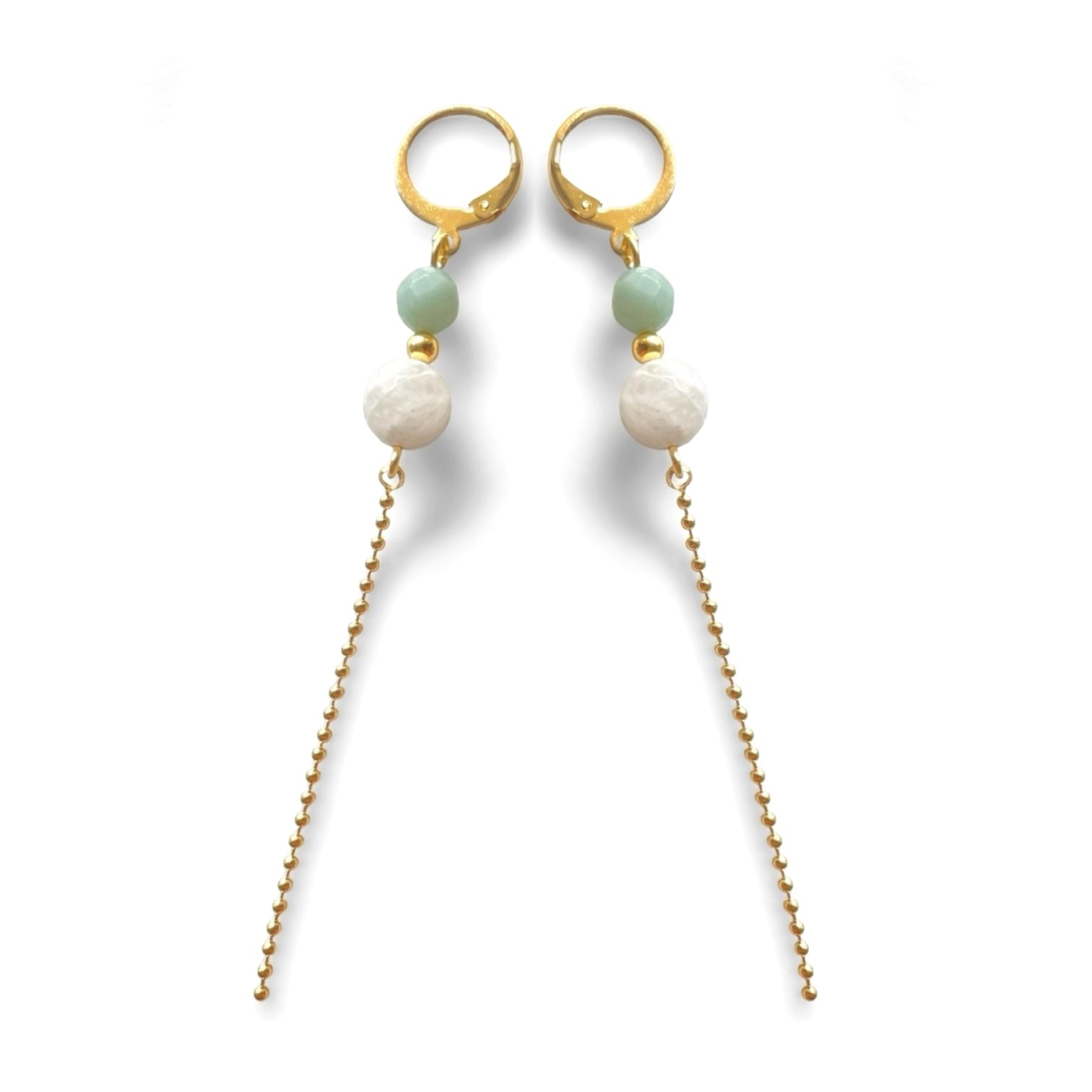 Fines boucles d'oreilles pendantes dorées en perles de pierres naturelles amazonite et perle de lune et chaînette sur fond blanc