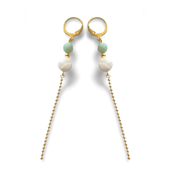 Fines boucles d'oreilles pendantes dorées en perles de pierres naturelles amazonite et perle de lune et chaînette sur fond blanc