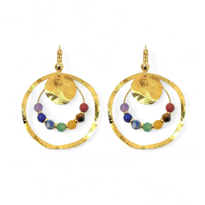 Grandes boucles d'oreilles  créoles dorées pendantes longues rondes avec double anneau et petites pierres naturelles multicolores des 7 Chakras, sur fond blanc