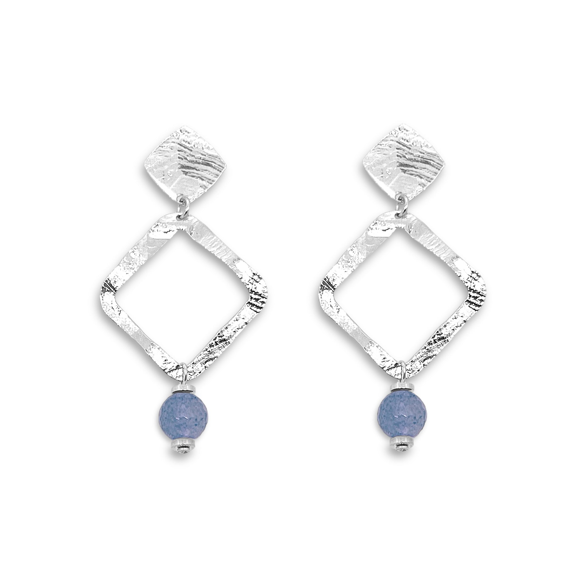 Boucles d'oreilles losanges montées sur puces en métal martelé argenté et perles d'aventurine bleu ciel, sur fond blanc