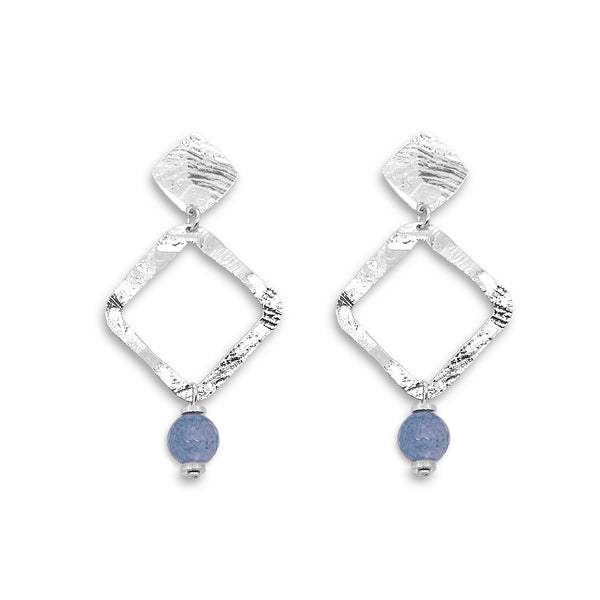 Boucles d'oreilles losanges montées sur puces en métal martelé argenté et perles d'aventurine bleu ciel, sur fond blanc