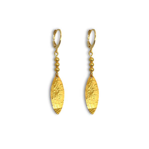 Boucles d'oreilles dorées fines pendantes en pointes, sur fond blanc