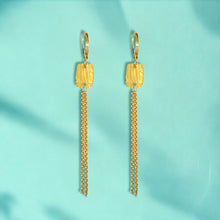 Charger l&#39;image dans la galerie, Fines boucles d&#39;oreilles pendantes en métal martelé doré à l&#39;or fin avec pendant rectangulaire et chainette, sur fond vert
