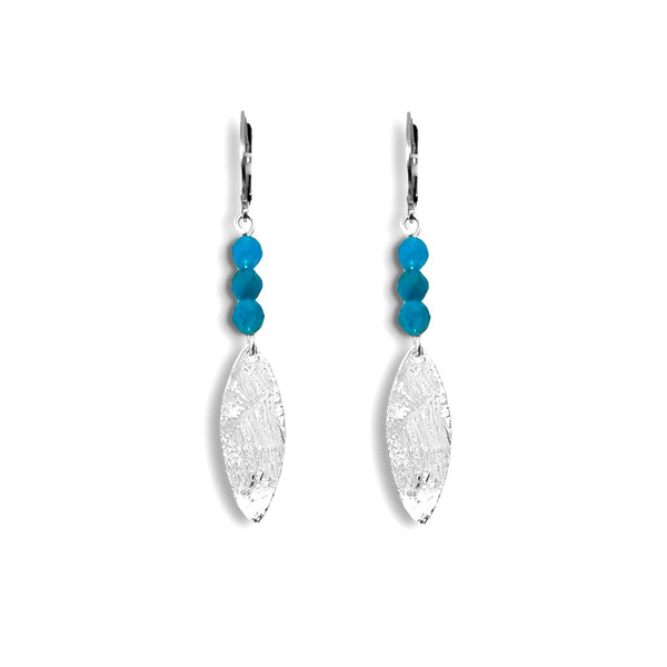 Boucles d'oreilles fines en pointe en métal martelé doré à l'or fin et petites perles d'apatite bleue, sur fond blanc