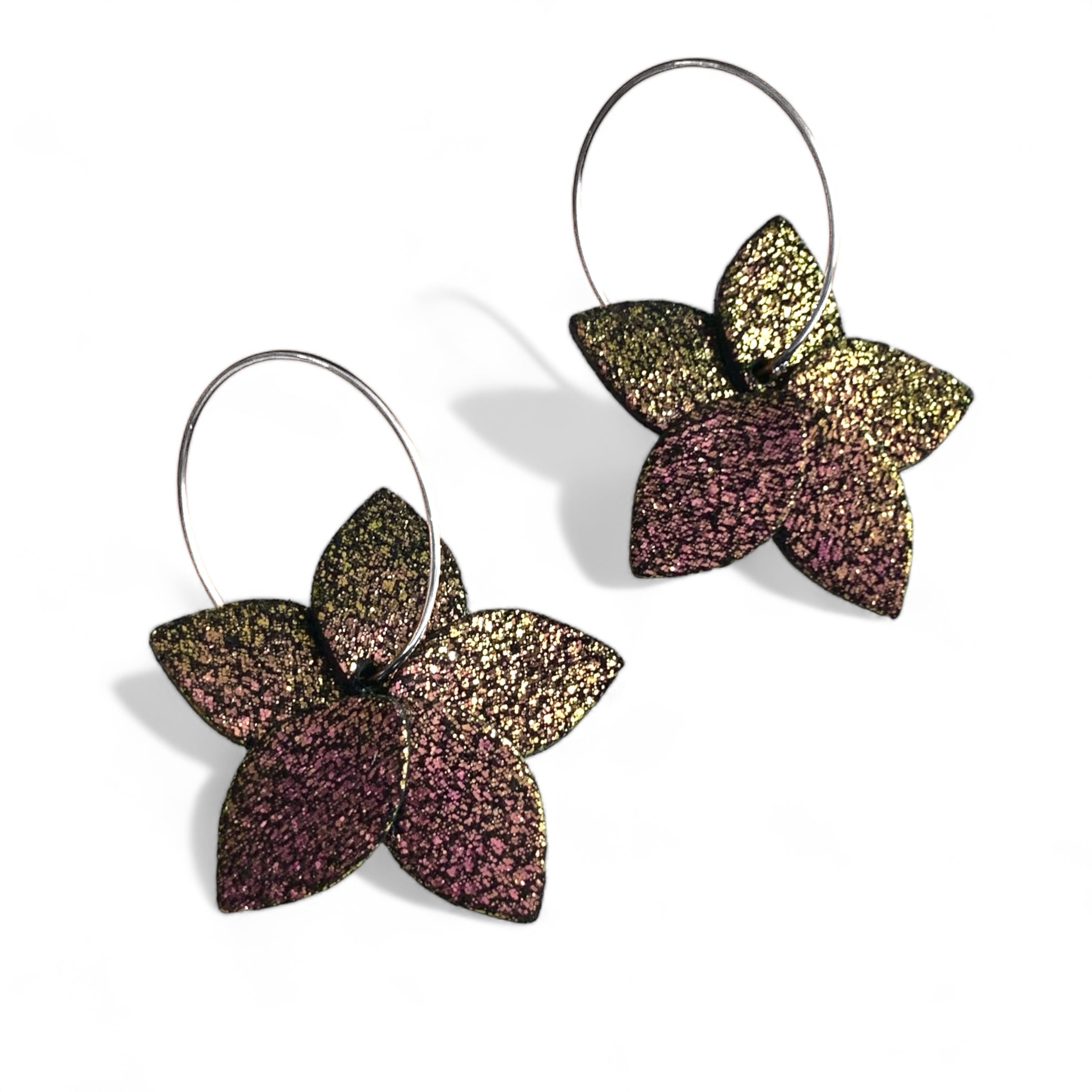 Nune 2 petites boucles d'oreilles créoles Jasmin Argenté Pailleté en cuir noir pailleté irisé, sur fond blanc