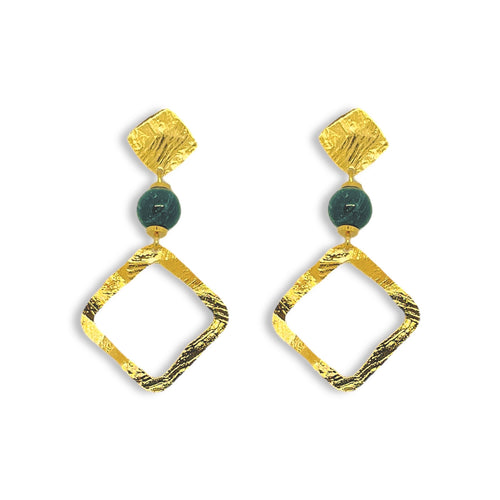 Boucles d'oreilles losanges sur puces en métal martelé doré à l'or fin et perles de jaspe océan vert foncé, sur fond blanc