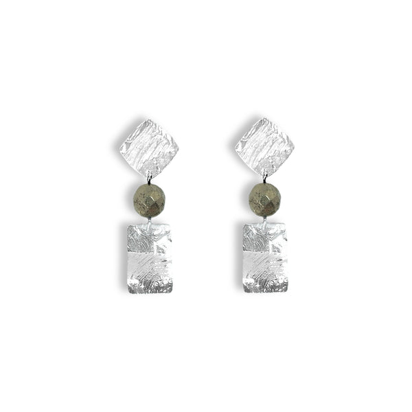 Petites boucles d'oreilles puces en métal martelé argenté et perles de Pyrite, de forme losanges et rectangles, sur fond blanc