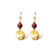 Charger l&#39;image dans la galerie, Petites boucles d&#39;oreilles avec sequin rond en métal martelé doré à l&#39;or fin et perles de mokaïte bordeaux, sur fond blanc
