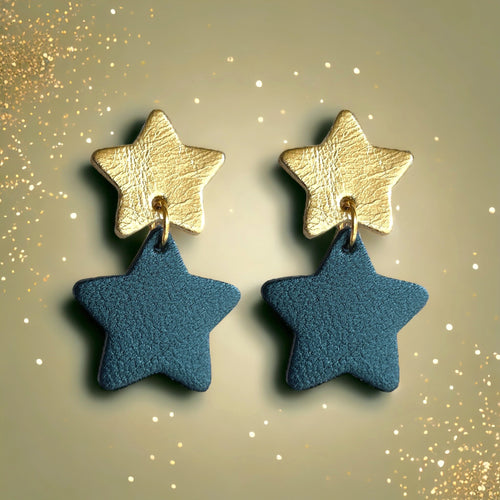 Nune puces d'oreilles Starlettes, en forme d'étoiles tout cuir, doré et bleu nuit métallisé, sur fond doré à paillettes